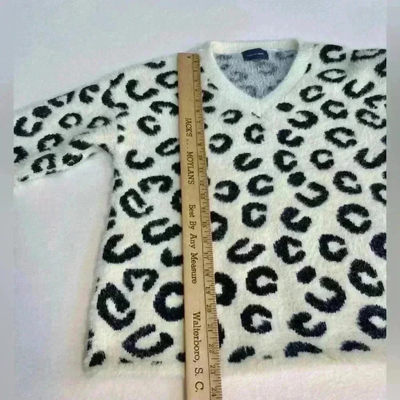 Hudson, Gray V-neck, long sleeve sweater and leopard and cream. Size S/M cozy - Picture 7 of 8